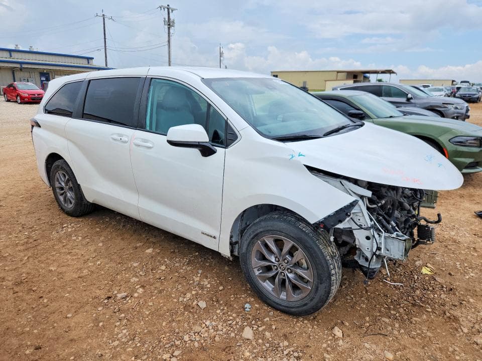 2021 TOYOTA SIENNA LE 4