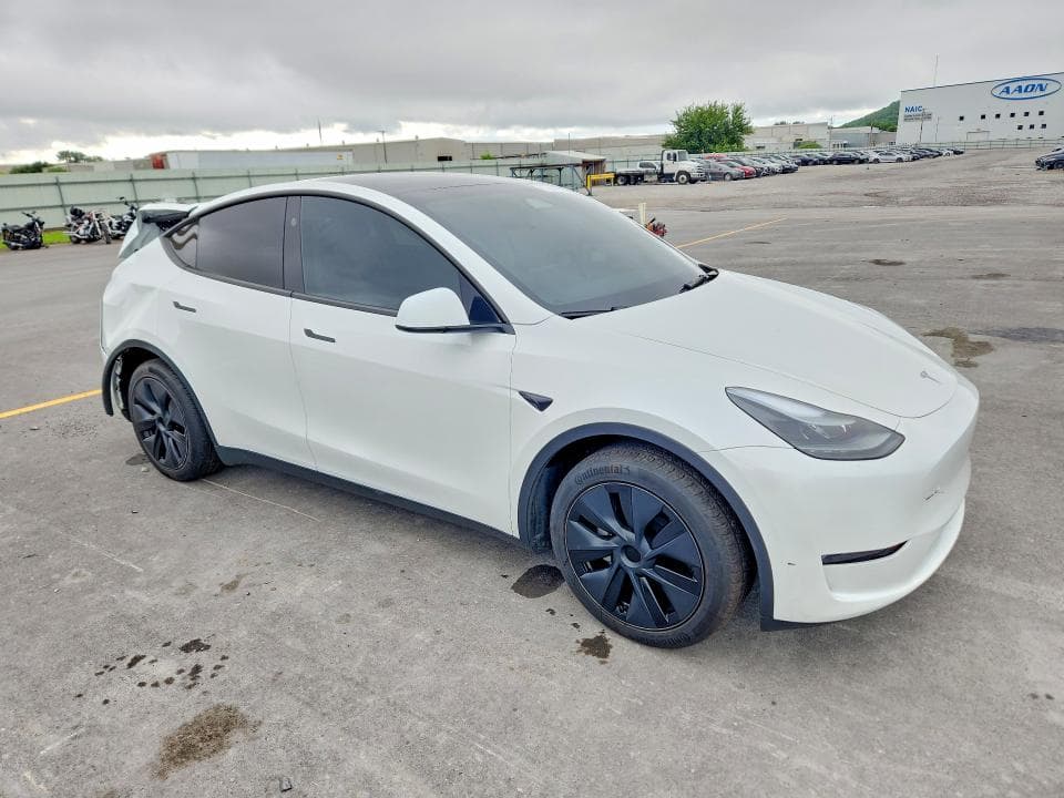2025 TESLA MODEL Y 4