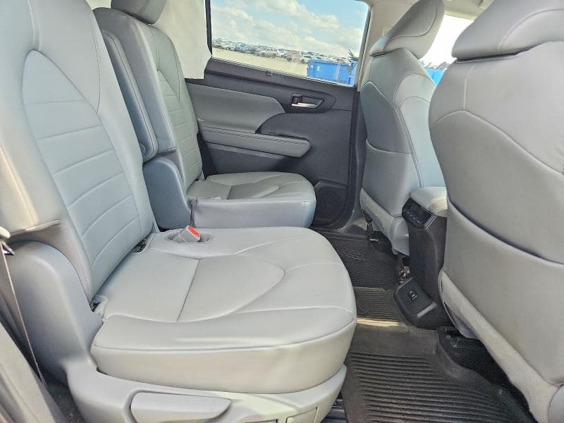 2021 TOYOTA HIGHLANDER XLE 11