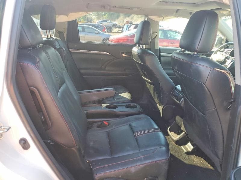 2019 TOYOTA HIGHLANDER SE 11