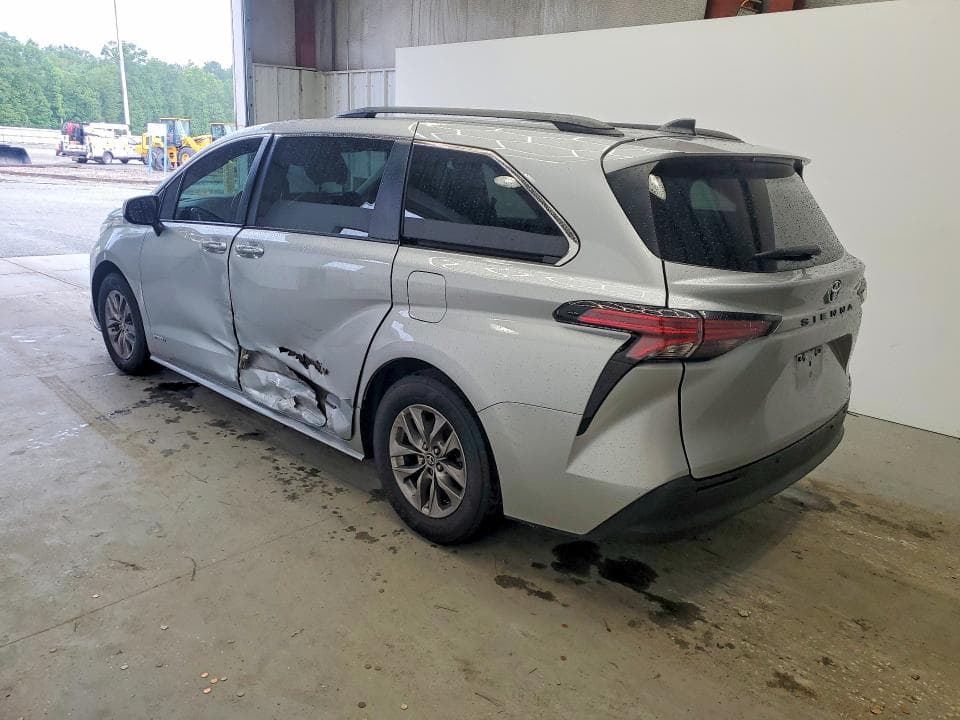 2021 TOYOTA SIENNA XLE 2