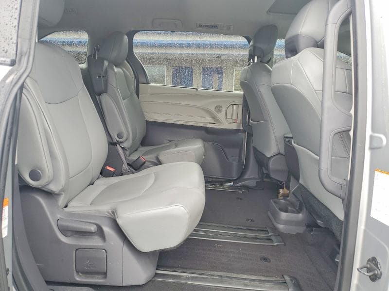 2021 TOYOTA SIENNA XLE 11