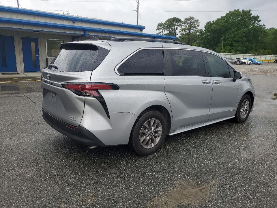 2021 TOYOTA SIENNA XLE 3