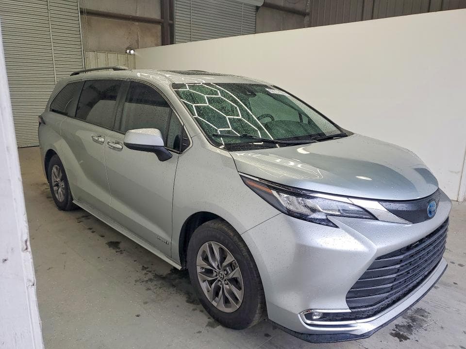 2021 TOYOTA SIENNA XLE 4