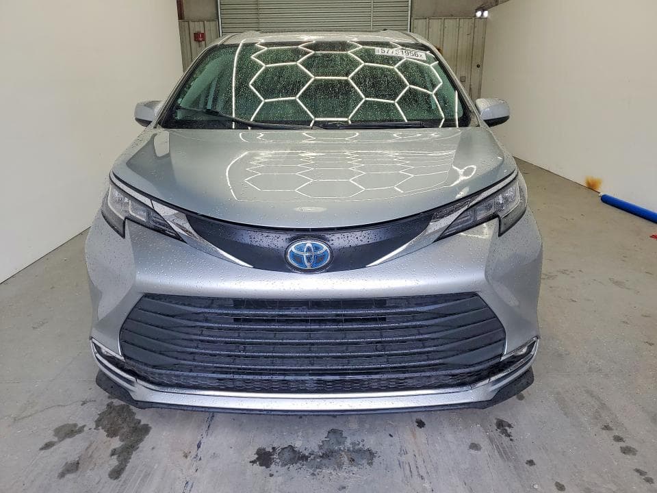 2021 TOYOTA SIENNA XLE 5