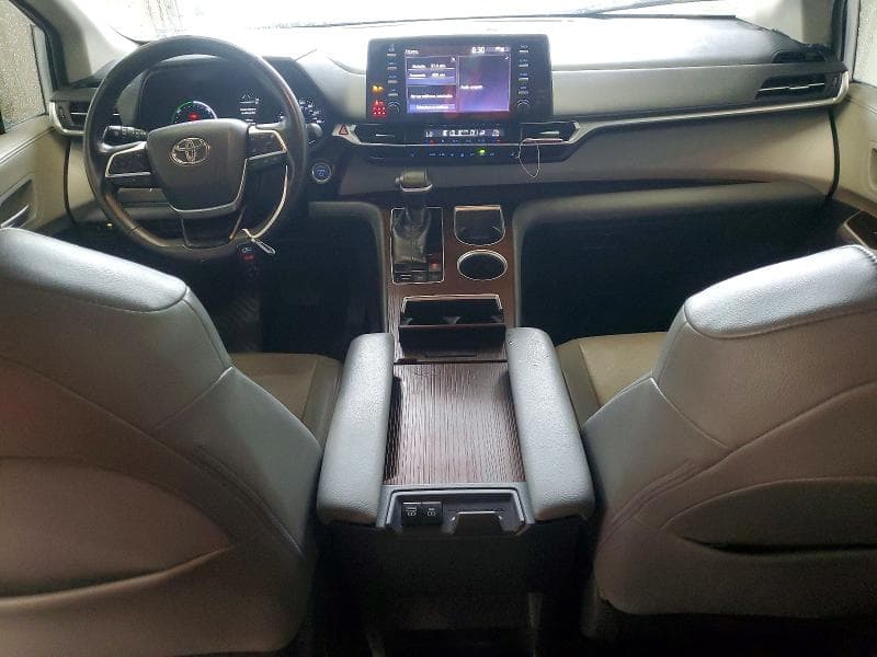 2021 TOYOTA SIENNA XLE 8