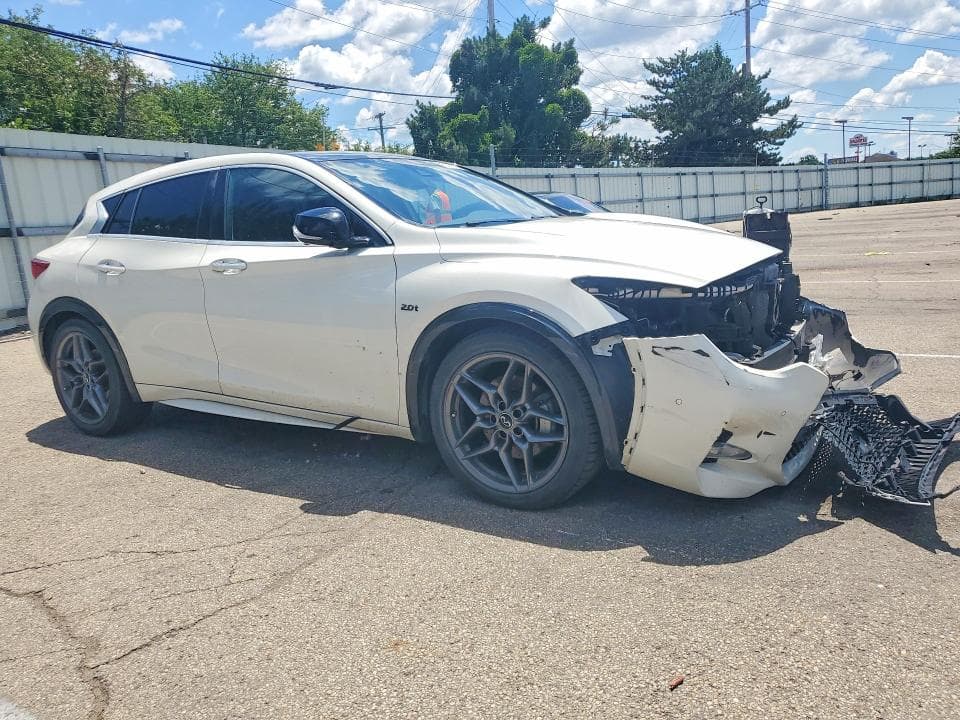 2017 INFINITI QX30 BASE 4