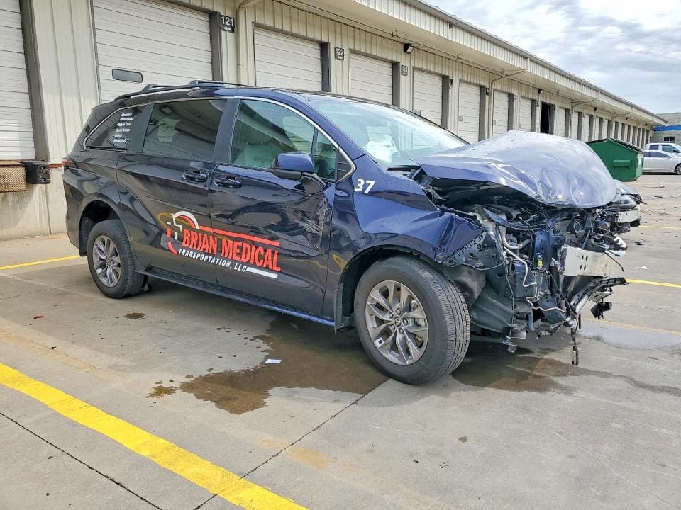 2026 TOYOTA SIENNA LE 4