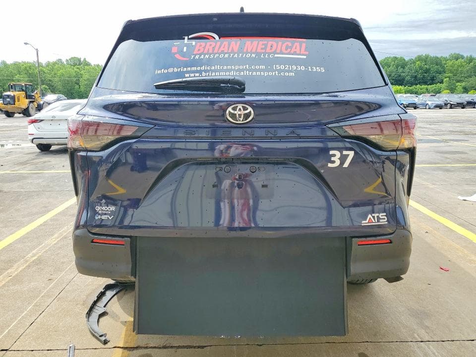 2026 TOYOTA SIENNA LE 6