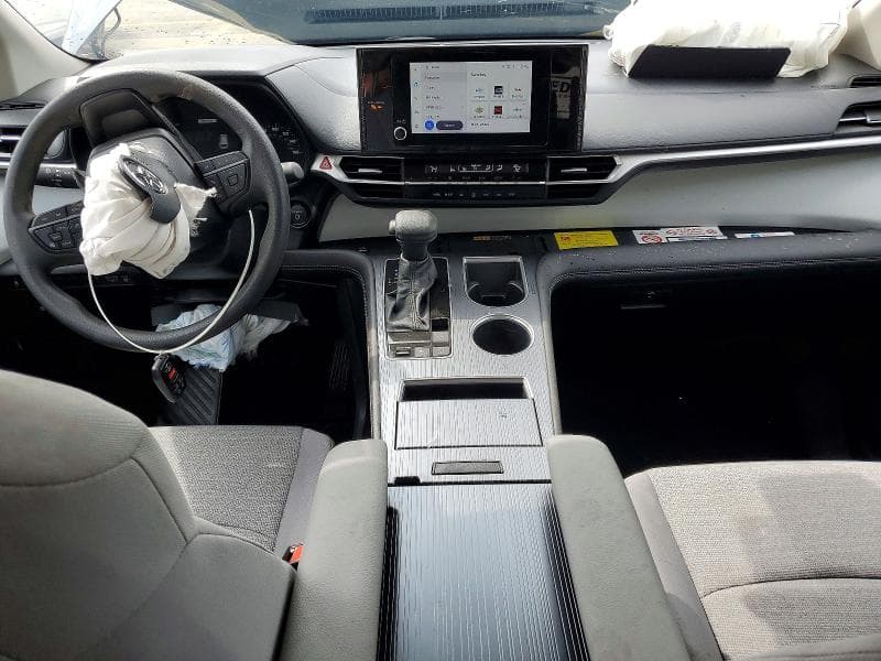 2026 TOYOTA SIENNA LE 8