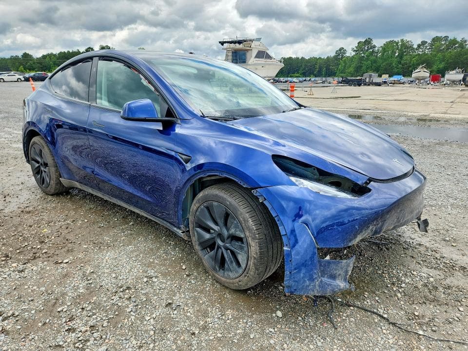 2025 TESLA MODEL Y 4