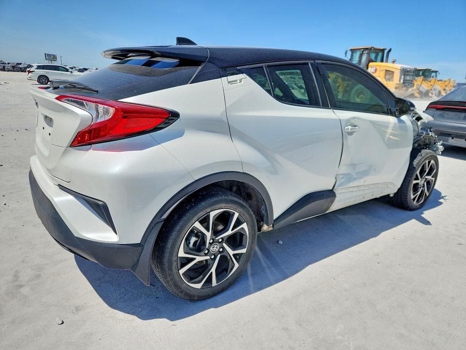 2020 TOYOTA C-HR XLE 3