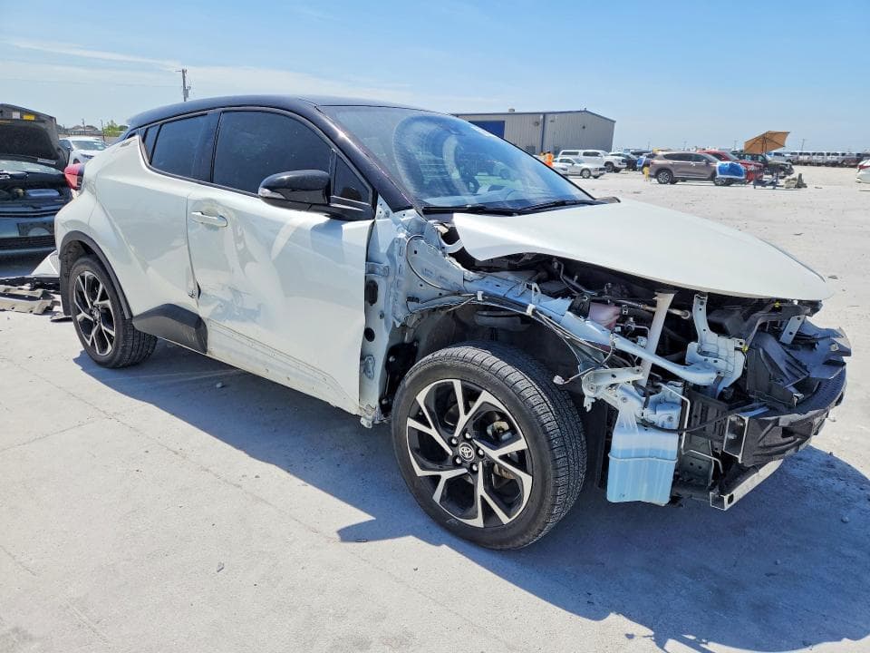 2020 TOYOTA C-HR XLE 4