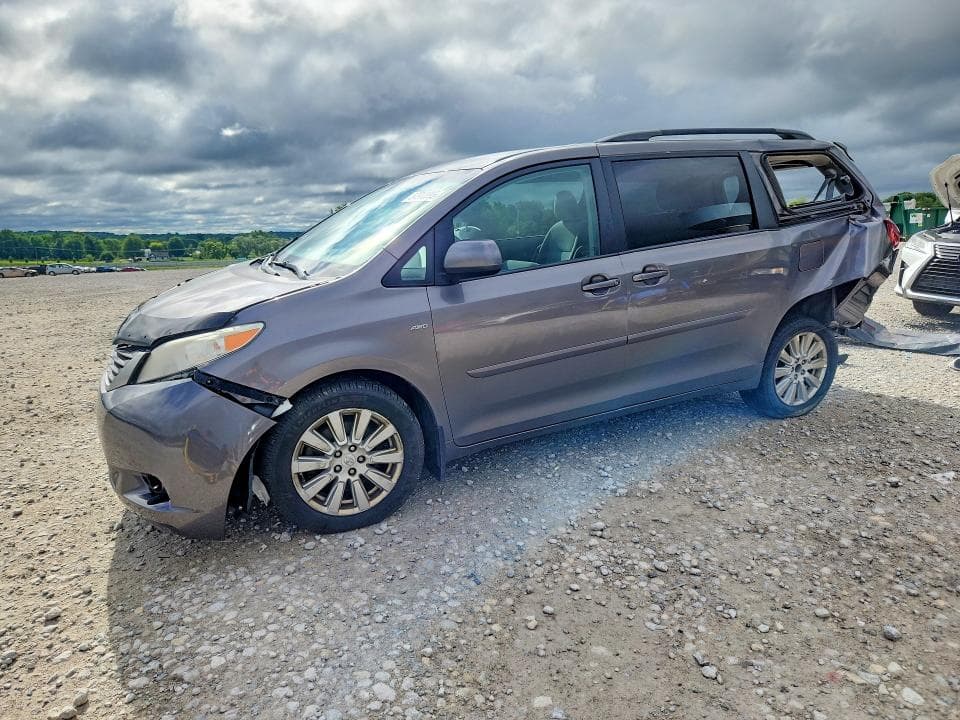 2017 TOYOTA SIENNA LE 1