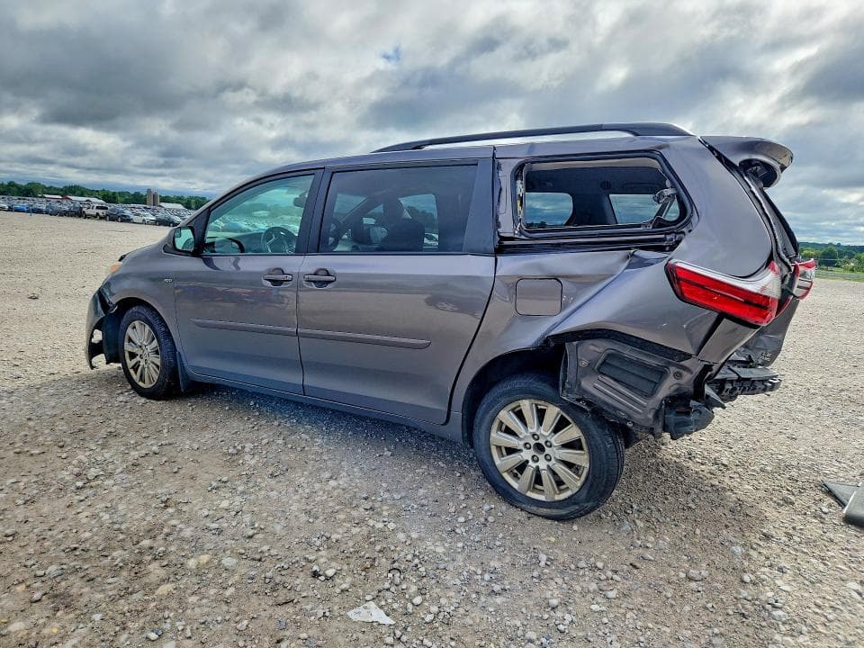2017 TOYOTA SIENNA LE 2
