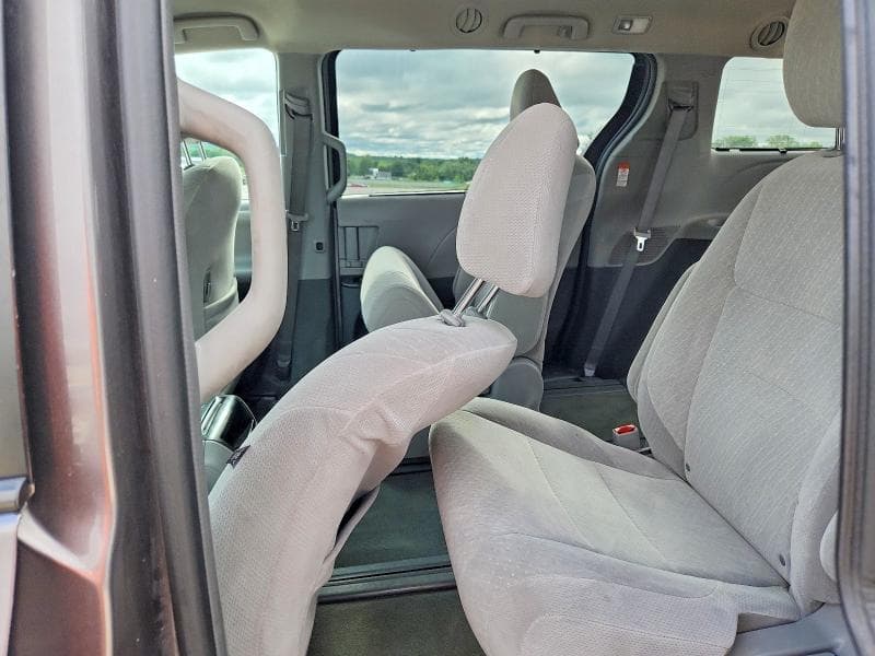 2017 TOYOTA SIENNA LE 11