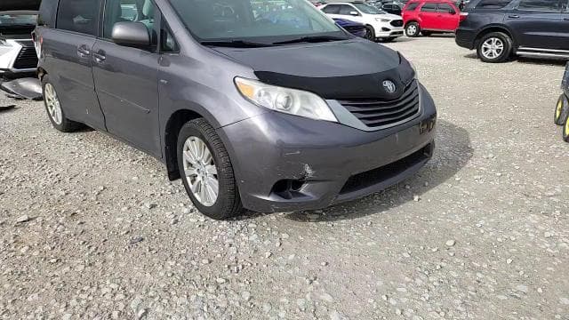 2017 TOYOTA SIENNA LE 15