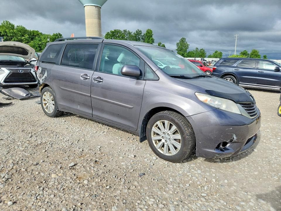 2017 TOYOTA SIENNA LE 4