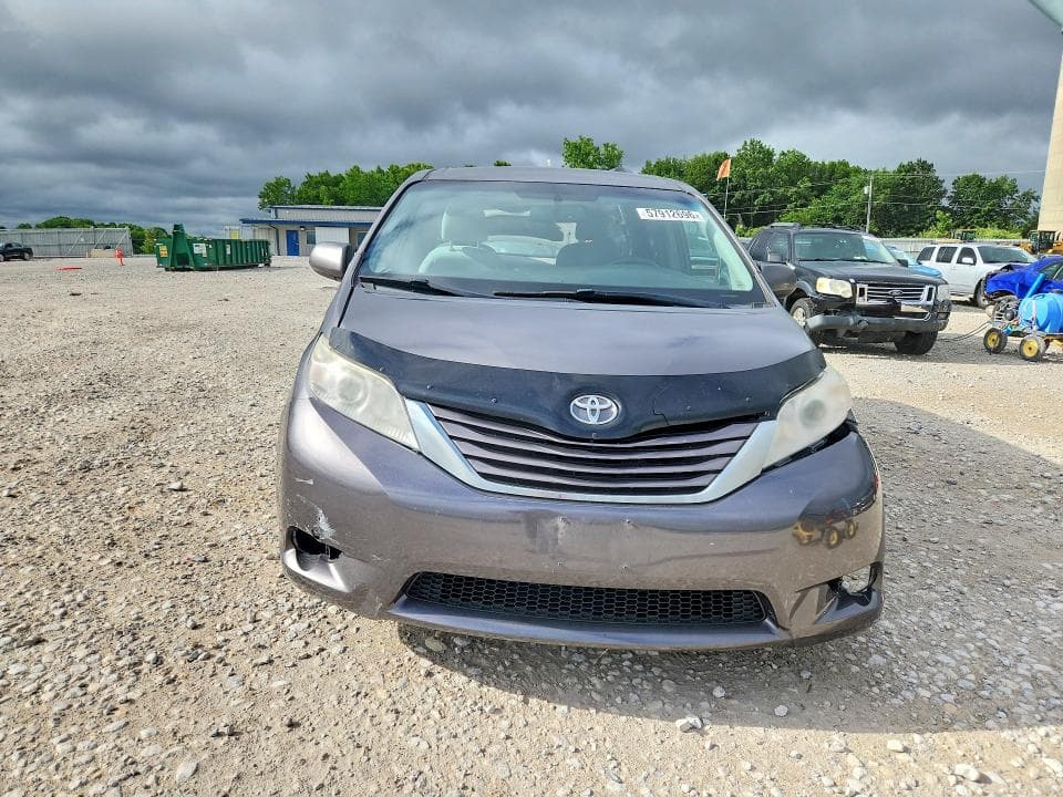 2017 TOYOTA SIENNA LE 5