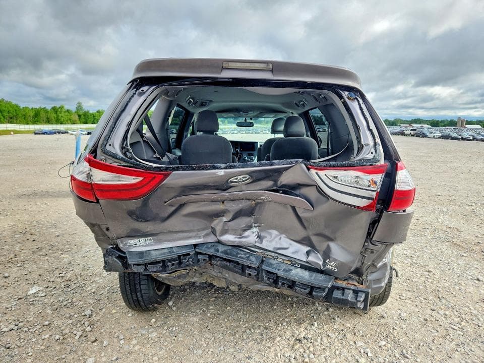 2017 TOYOTA SIENNA LE 6