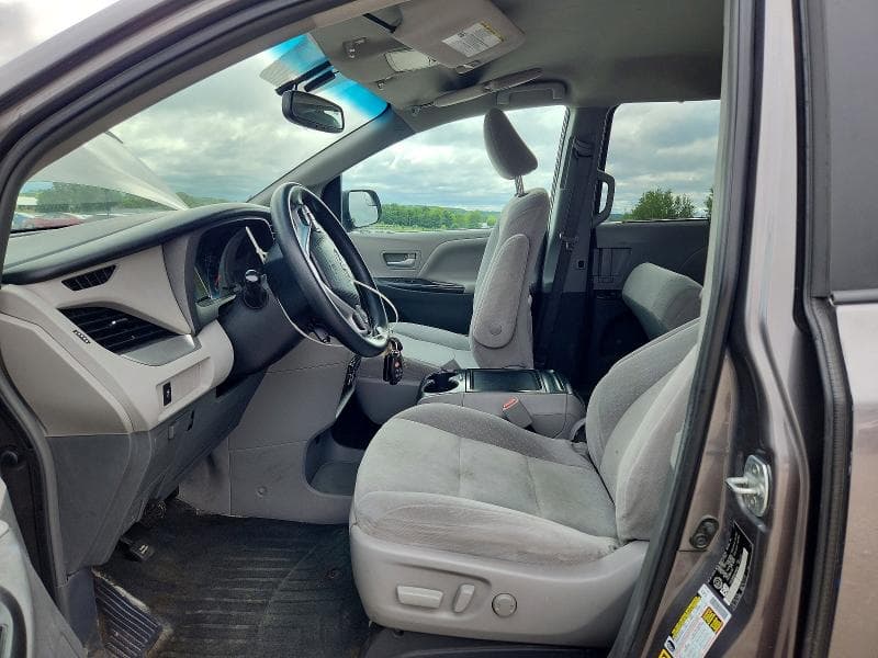 2017 TOYOTA SIENNA LE 7