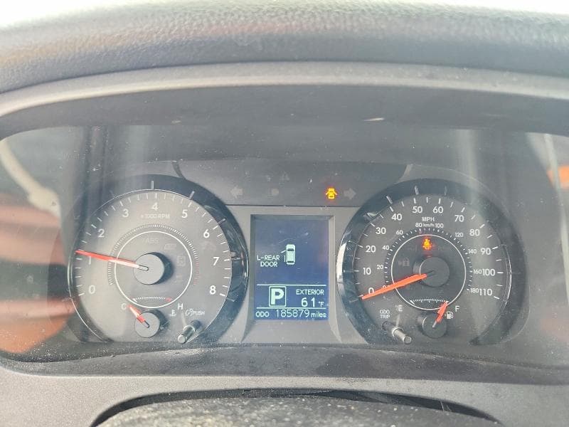 2017 TOYOTA SIENNA LE 9
