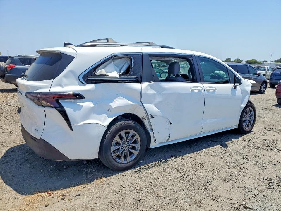 2025 TOYOTA SIENNA LE 3
