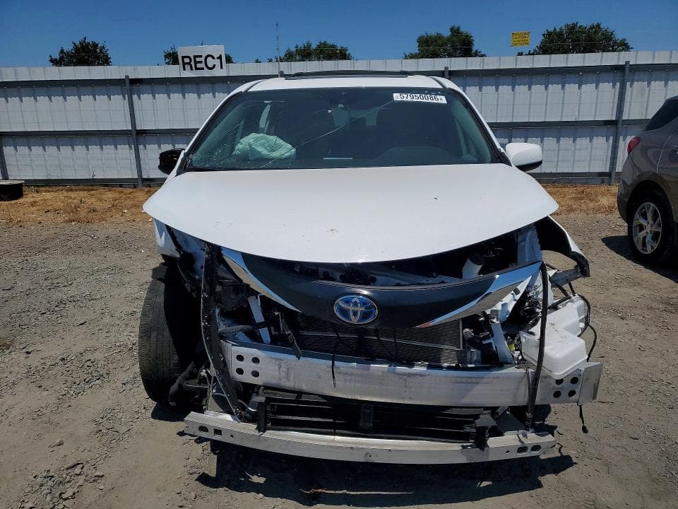 2025 TOYOTA SIENNA LE 5