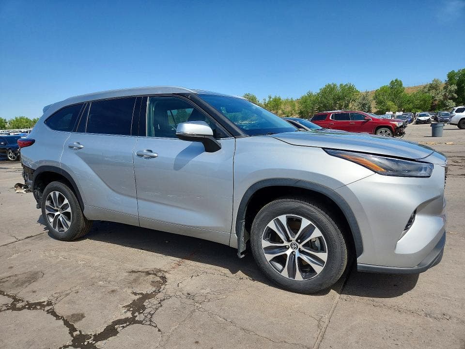 2022 TOYOTA HIGHLANDER XLE XLE 4