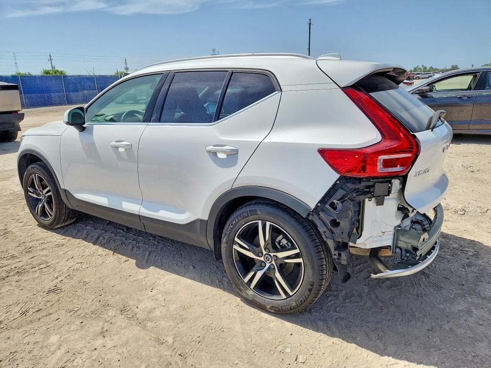 2025 VOLVO XC40 CORE 2