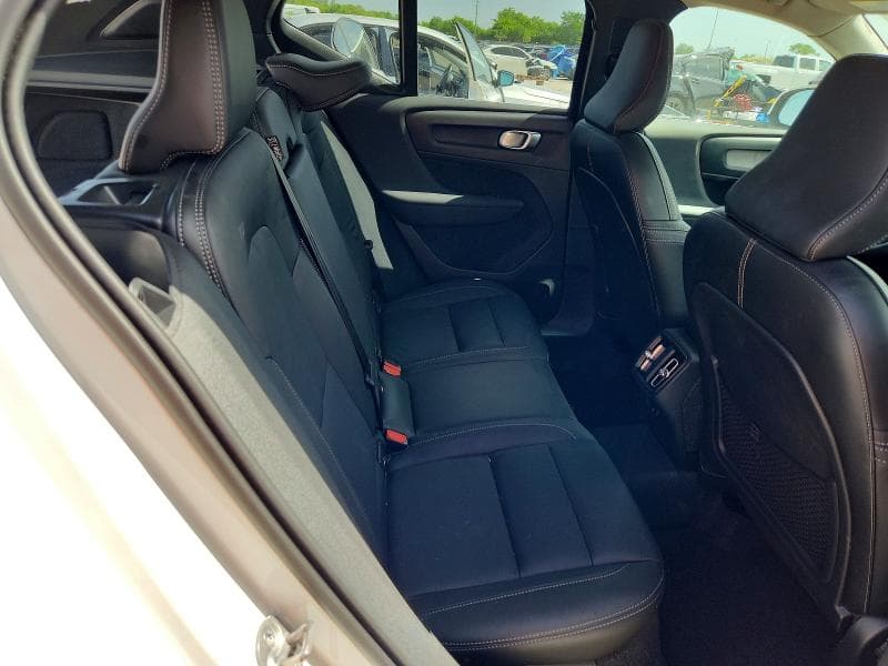 2025 VOLVO XC40 CORE 11
