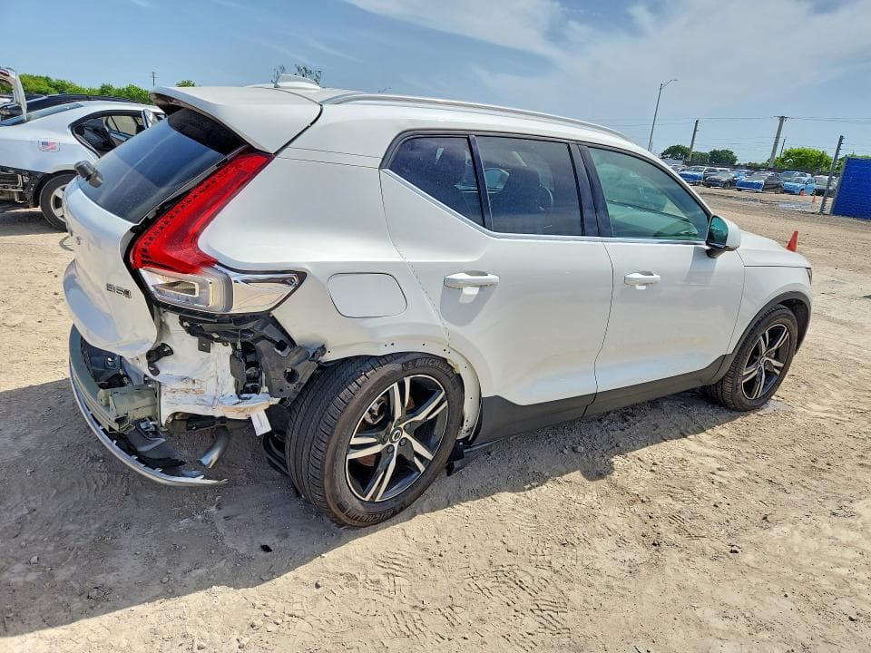 2025 VOLVO XC40 CORE 3