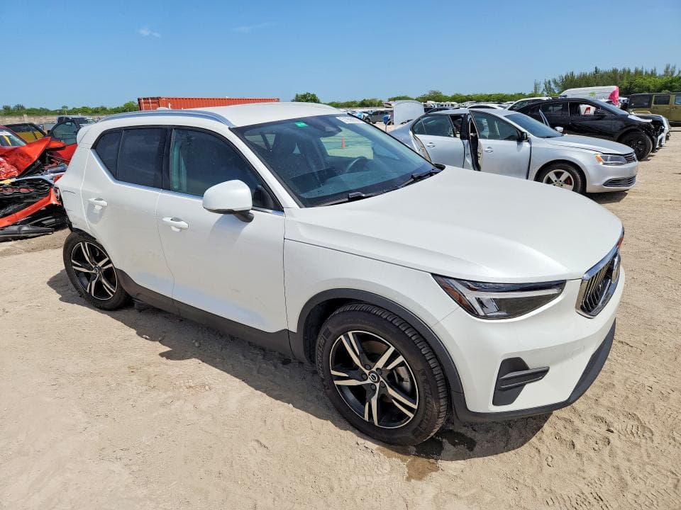 2025 VOLVO XC40 CORE 4