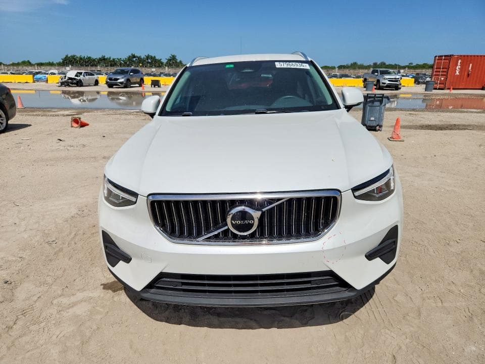 2025 VOLVO XC40 CORE 5
