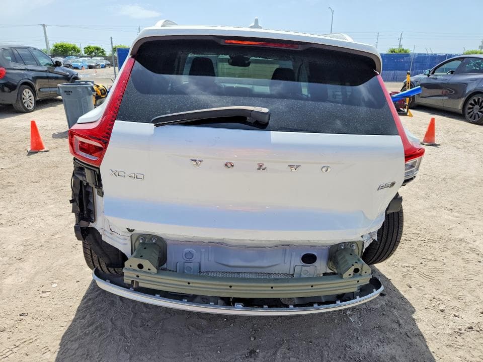2025 VOLVO XC40 CORE 6