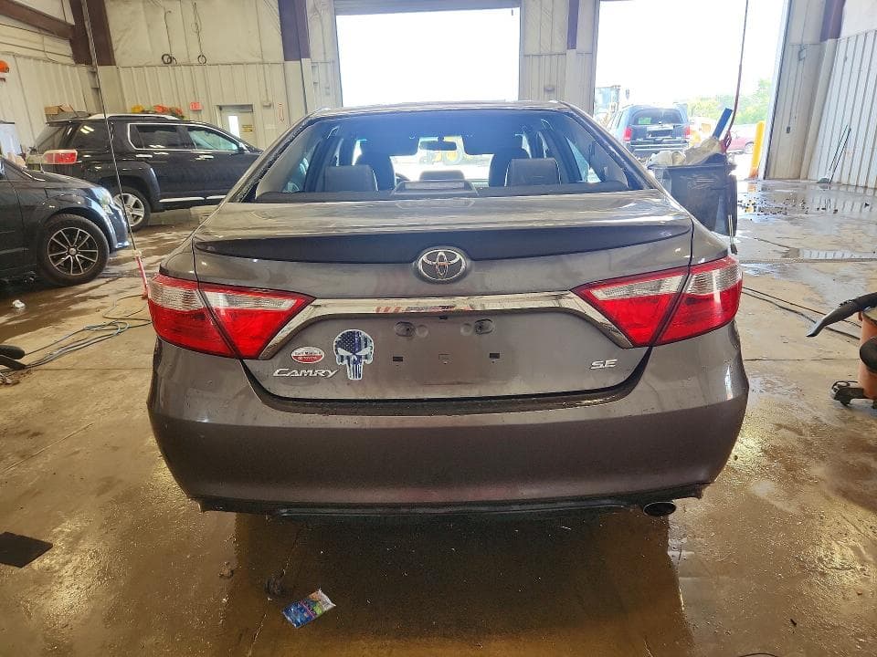 2017 TOYOTA CAMRY SE 6