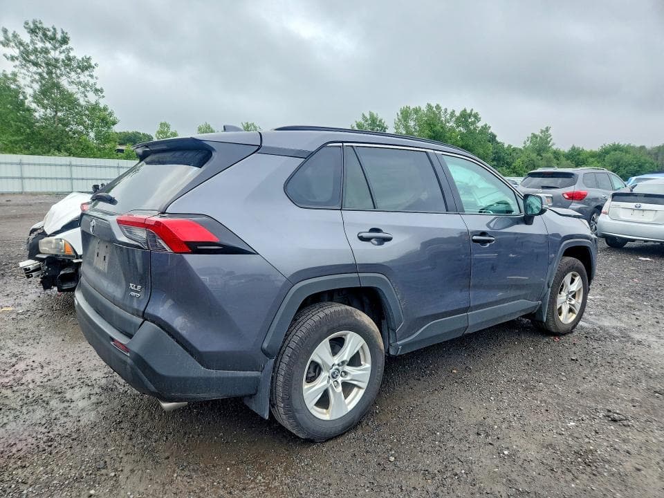 2021 TOYOTA RAV4 XLE 3