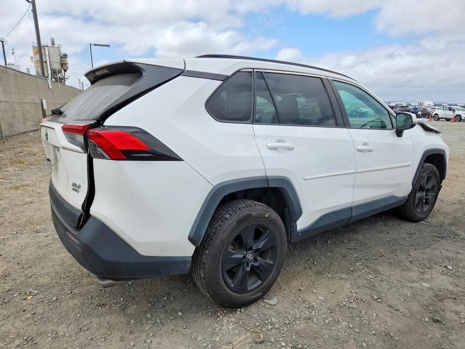 2020 TOYOTA RAV4 XLE 3