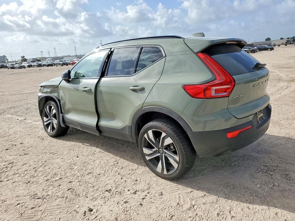 2023 VOLVO XC40 PLUS 2