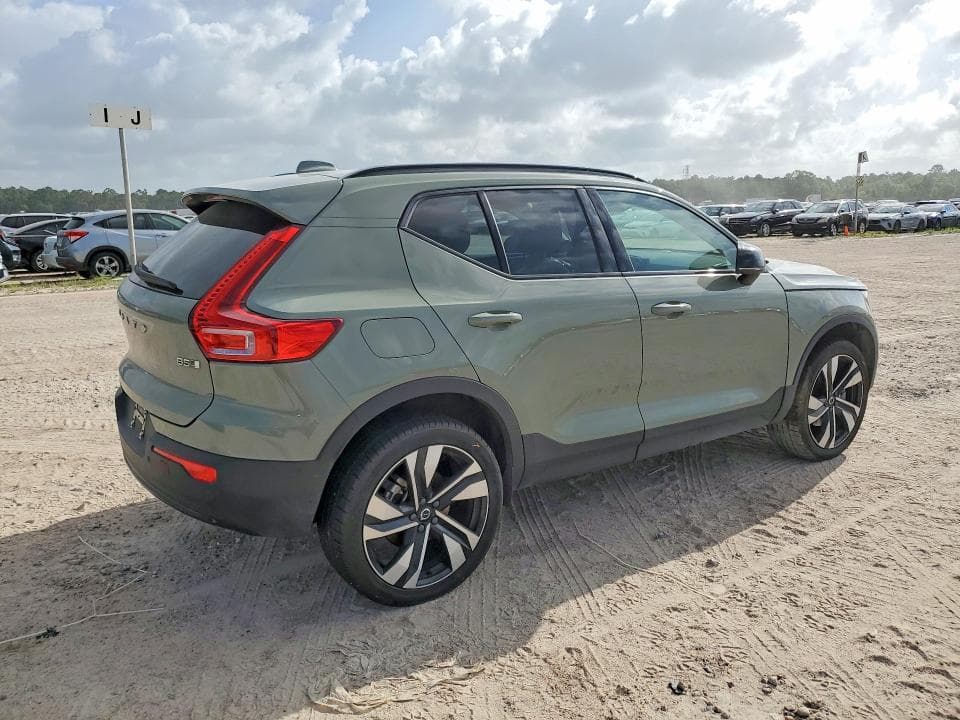 2023 VOLVO XC40 PLUS 3