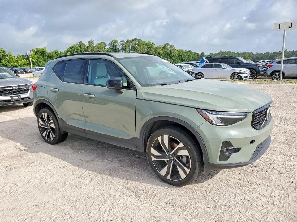 2023 VOLVO XC40 PLUS 4