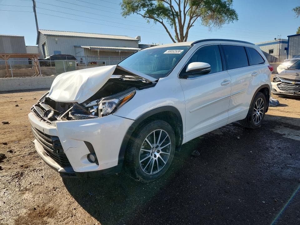 2018 TOYOTA HIGHLANDER SE 1