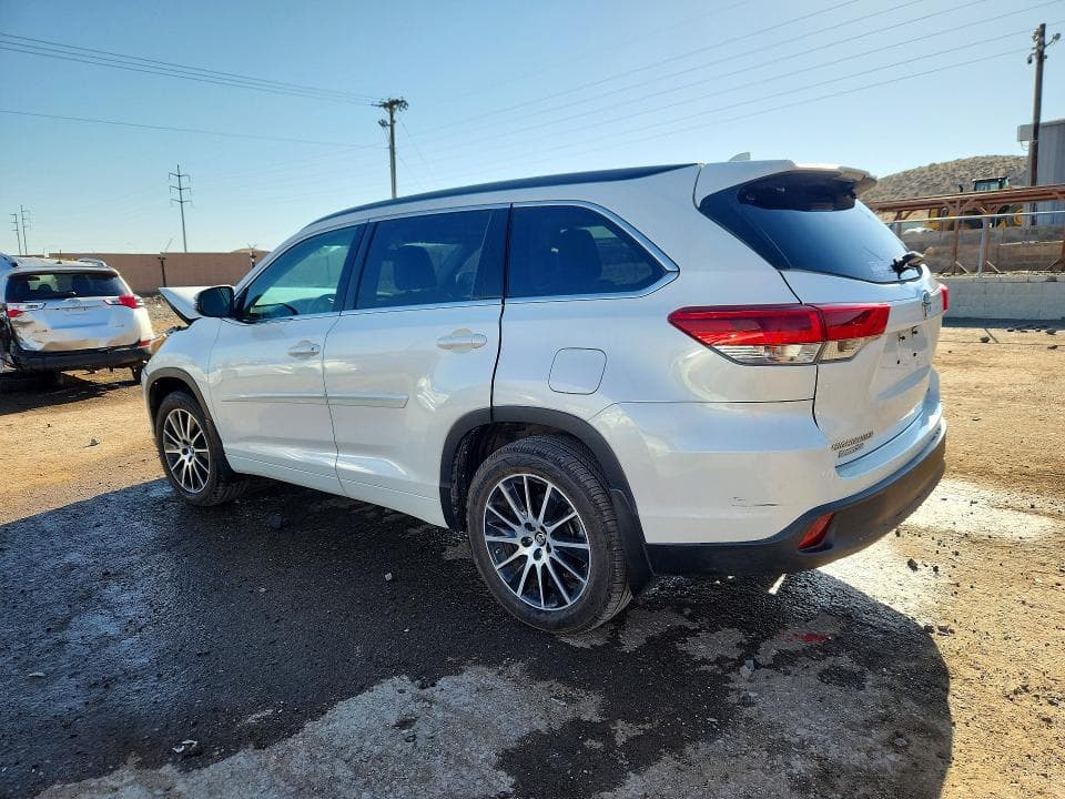 2018 TOYOTA HIGHLANDER SE 2