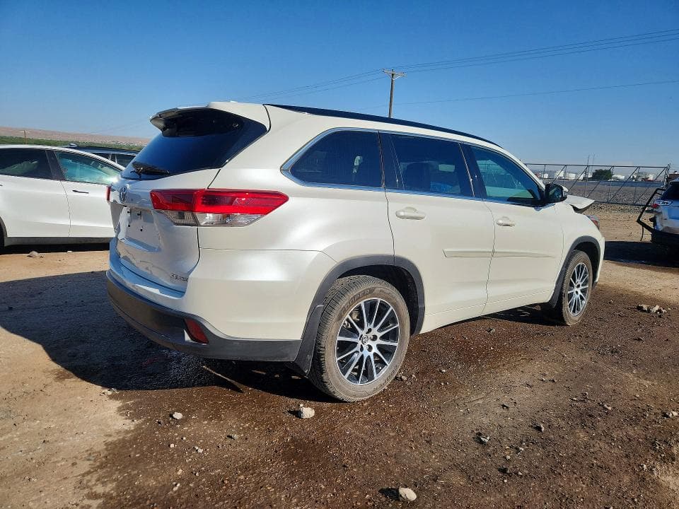 2018 TOYOTA HIGHLANDER SE 3