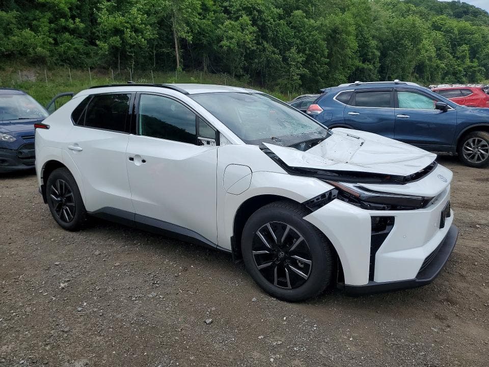2026 TOYOTA BZ XLE 4