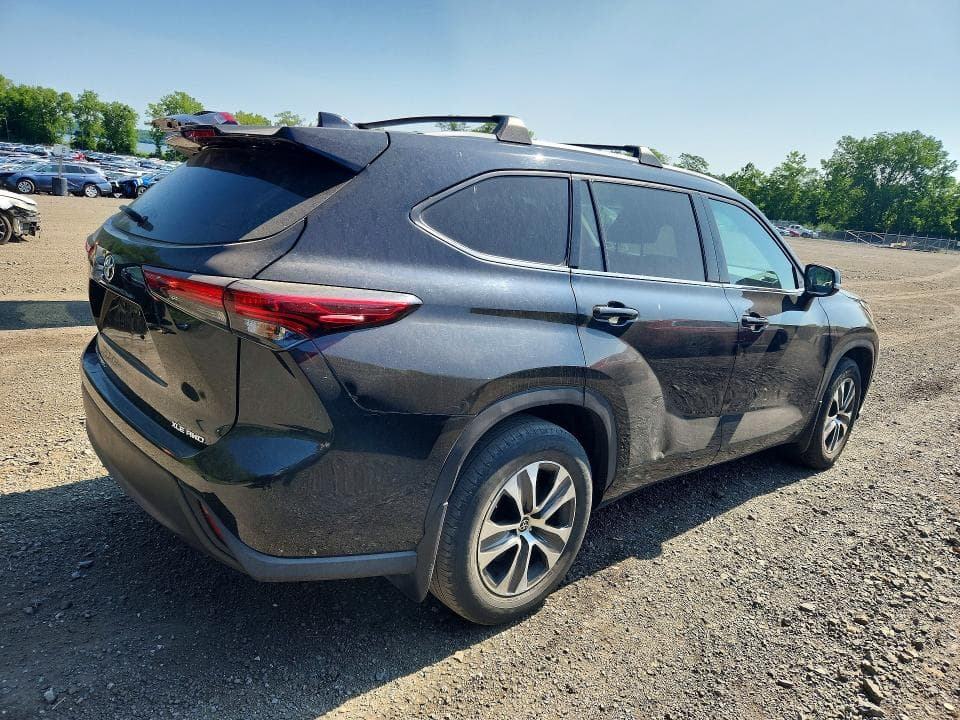 2022 TOYOTA HIGHLANDER XLE 3