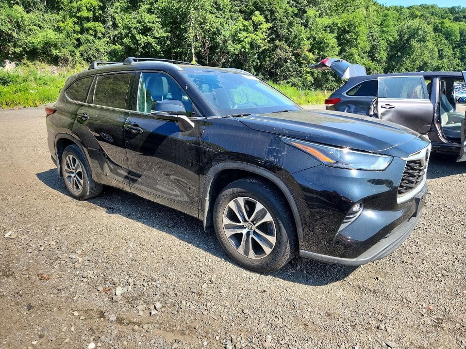 2022 TOYOTA HIGHLANDER XLE 4