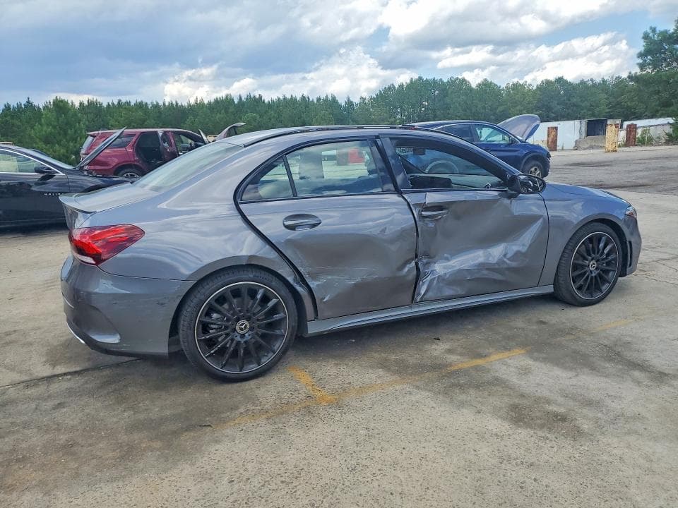 2022 MERCEDES-BENZ A 220 3