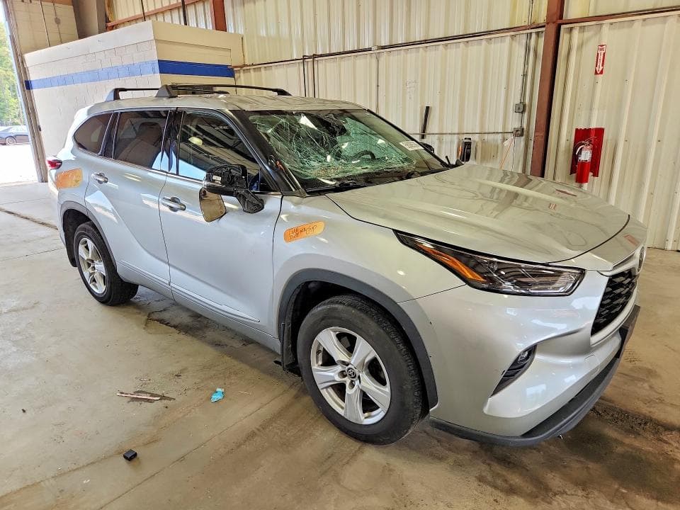 2022 TOYOTA HIGHLANDER LE 4