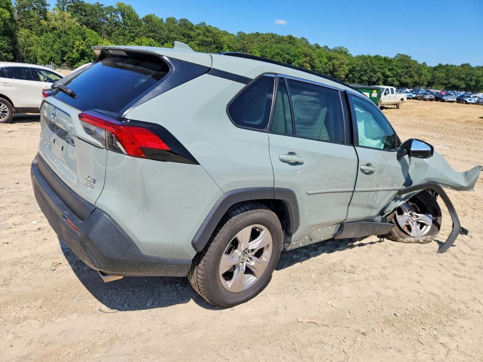 2022 TOYOTA RAV4 XLE 3